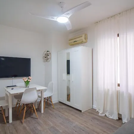 Recently Renovated Near The アパート *