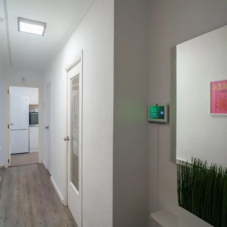 Recently Renovated Near The アパート *